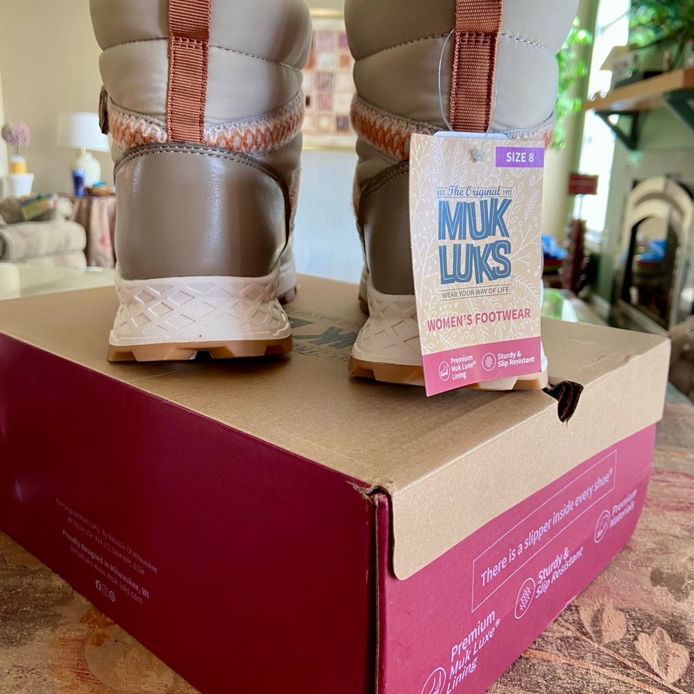 MUK LUKS All Weather Boots, Waterproof Faux-Fur Lined Quilted Wren Boots, Size 8 - Picture 3 of 9